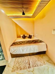 a bedroom with a bed in a room at Avigat Kabir hotel sanwer in Sānwer