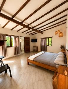 a bedroom with a large bed in a room at Hotel Campestre Alameda in Támesis