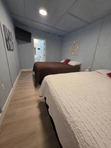 two beds in a room with two beds sidx sidx sidx sidx at River Run Bo's Place in Kerrville