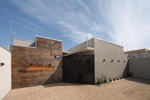 a large brick building with a large garage at 4-Studio Completo com Ar-Condicionado, TV e Lavanderia in Londrina