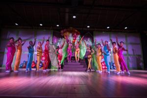 Un groupe de gens dansant sur une scène dans l'établissement Marival Emotions Resort & Suites - All Inclusive, à Nuevo Vallarta