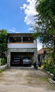 a car garage with a car parked in it at WLA Homestay in Labuan Bajo