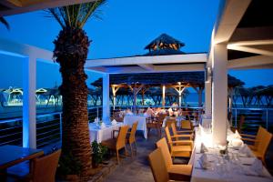 En restaurant eller et andet spisested på The Orangers Beach Resort and Bungalows All Inclusive