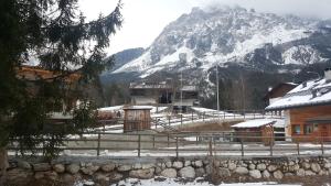 ボルカ・ディ・カドーレにあるTitti house Cortina Dolomitesの雪山