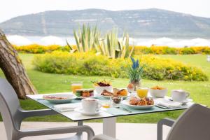 ein Tisch mit Frühstücksspeisen und Getränken in der Unterkunft Hotel Corte Rosada - Adults Only, Affiliated by Meliá in Porto Conte + 45 Fotos
