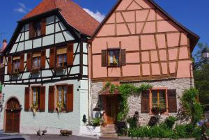 una casa vieja y una casa con entramado de madera en Gîte Meyer-Liss, en Ribeauvillé