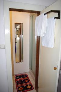 リボーヴィレにあるジートゥ メイエー リスのバスルーム(鏡、タオル付)