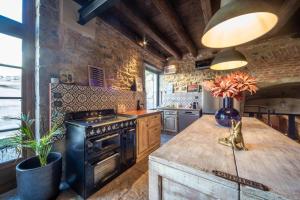 a kitchen with a stove and a counter top at Le Chai des Écluses 4-étoiles gîtes in Saint-Léger-sur-Dheune
