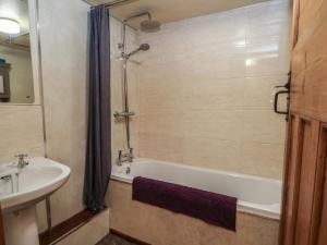 a bathroom with a sink and a bath tub and a sink at Moldy Warp Barn in Keighley +26 photos