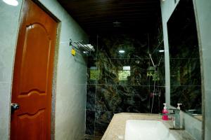 a bathroom with a sink and a shower at Hotel green hills in Waki