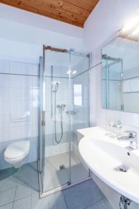 a bathroom with a shower and a toilet and a sink at Hotel Bellevue in San Bernardino