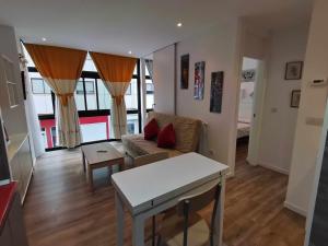 a living room with a couch and a table at Apartamento Carreira Sada in Sada