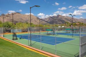 Pista de tennis o esquaix a Westward Look Wyndham Grand Resort & Spa o a prop