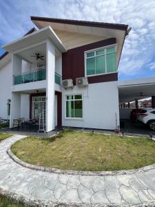 a house with a driveway at Villa Hayfa in Kuala Kerai