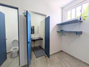 ein Badezimmer mit Toilette und Waschbecken in der Unterkunft Hostel Humanity - Puerto Morelos in Puerto Morelos + 52 Fotos