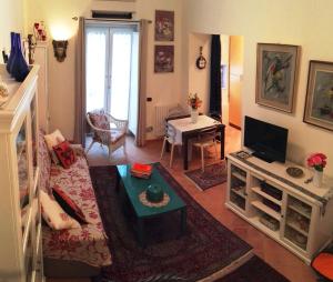a living room with a couch and a tv at Insidesalernohome in Salerno