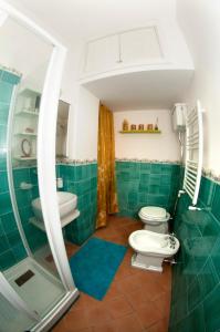 y baño con 2 aseos y ducha. en Insidesalernohome en Salerno