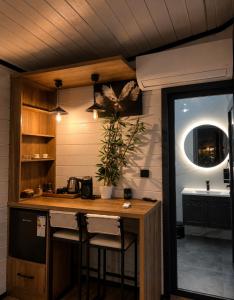 a kitchen with a counter with stools and a table at MOLVA Bungalows Otel in Çamlıhemşin
