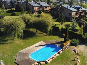 an overhead view of a swimming pool in a yard at Casa Estavar Residencial in Estavar