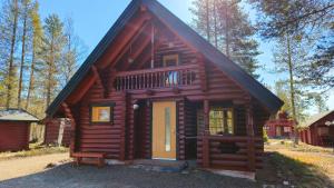 a log cabin with a yellow door at Vähäreinari, mökki Ylläksellä in Ylläsjärvi