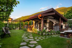 a backyard with a house with a stone pathway at Студио Мурите in Sapareva Banya