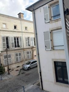 a car parked in front of a white building at Gengoult 3 in Toul