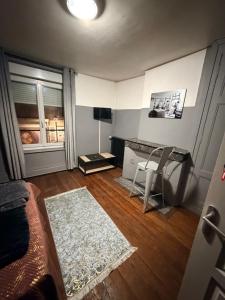 a room with a bed and a desk and a window at Gengoult 3 in Toul