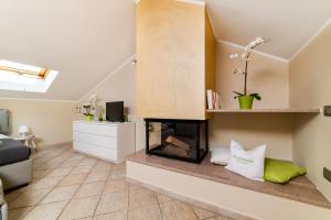 a living room with a fireplace and a couch at B&B Portanova in Salerno