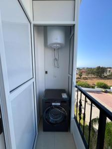 a balcony with a washing machine in a room at nader s in Hajreien