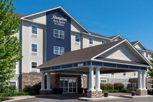 a hotel with a sign that reads hampton inn and suites at Hampton Inn & Suites Rockland in Thomaston