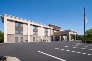 an empty parking lot in front of a hotel at Hampton Inn Winfield Teays Valley in Teays Valley Estates