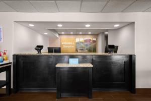 a bar in a dental office with a counter at Hampton Inn Winfield Teays Valley in Teays Valley Estates +17 photos