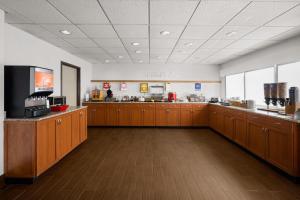 a large room with aasteryasteryasteryasteryasteryasteryasteryasteryasteryasteryastery at Hampton Inn Winfield Teays Valley in Teays Valley Estates
