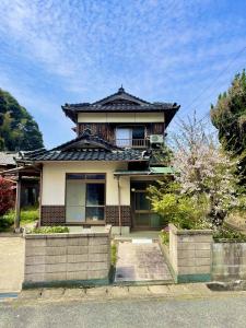 ein Haus mit einem asiatischen Dach darauf in der Unterkunft Goodies Ella Villa & Guesthouse in Shimonoseki