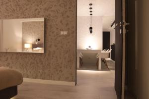 ポズナンにあるSuper-Apartamenty VIPの鏡とテーブル付きのベッドルーム1室が備わる客室です。