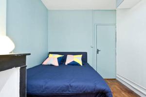 Bright and Newly Renovated Apartment, Hip Canal Saint-Martin Area, Central Parisにあるベッド