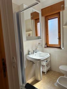 un bagno con lavandino e WC di CASA SOFIA a Scalea Altre 26 foto