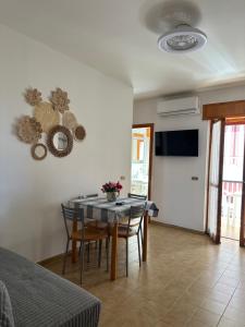 una sala da pranzo con un tavolo e alcune sedie di CASA SOFIA a Scalea
