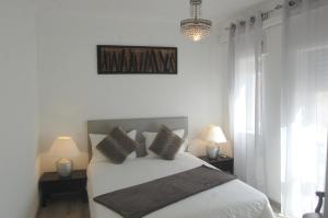 Cama ou camas em um quarto em Suites Inn Lagos