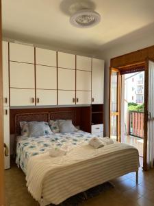 una camera da letto con un letto grande con armadi bianchi di CASA SOFIA a Scalea