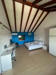 a large room with a bed and blue walls at Rafa´s house in Selca