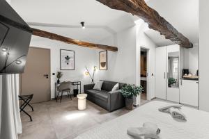 a living room with a couch and a table at Konoba Most Rooms in Buzet