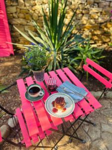 Gallery image of Johns Pool House Garden in Strovolos
