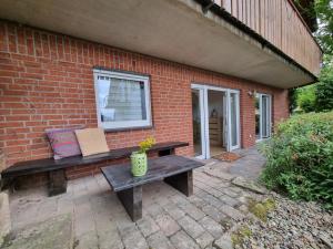 a brick building with a bench and a window at Modernes Apartment mit Terasse in Lügde