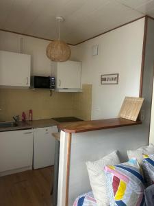 a kitchen with white cabinets and a counter top at Le Cocoon - 2mn gare SNCF, hyper centre, WIFI-NETFLIX in Niort
