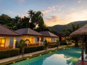 Pemandangan gunung umum atau pemandangan gunung yang diambil dari resort
