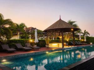 Kolam renang di atau dekat dengan Verona Lanta Resort