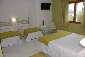 Кровать или кровати в номере Hotel Playa de las Catedrales