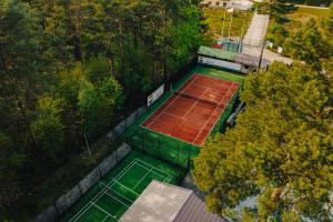 an overhead view of a tennis court with a tennis at Blue Resort Ostrowo in Ostrowo
