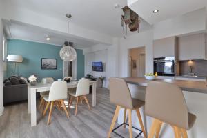 a kitchen and dining room with a table and chairs at Ohlerich Speicher App_ 03 in Wismar